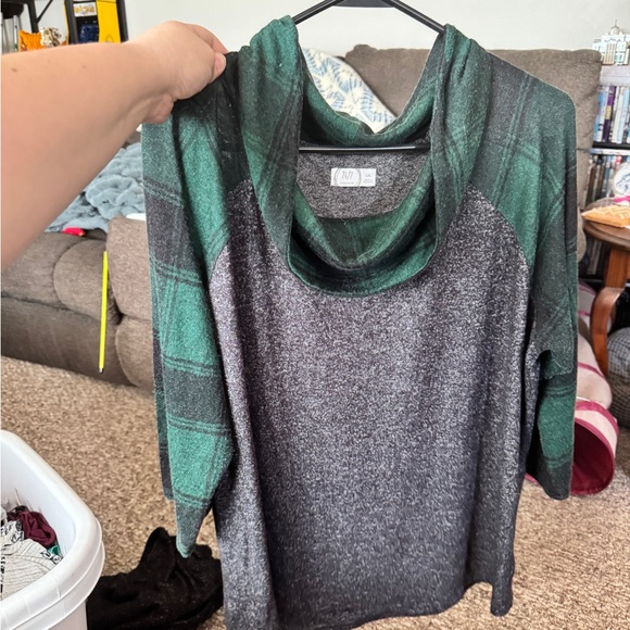 Maurices top size xxl - Picture 2 of 3